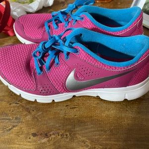 Women’s size 7 magenta Nike running shoes